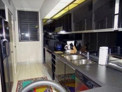 Fully Equipped Kitchen with Breakfast Bar